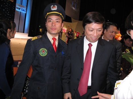 Võ Đường Ngọc Hòa bảo vệ đ/c Hồ Đức Việt Ủy viên Bộ chính trị, trưởng ban tổ chức trung ương (2009)