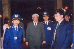 Vệ sỹ Võ Đường Ngọc Hòa bảo vệ Đ/c Phạm Thế Duyệt chủ tịch ủy ban TW mặt trận tổ quốc Việt Nam(2006)