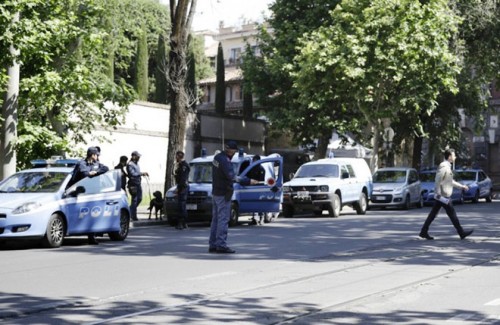 An ninh được thắt chặt xung quanh Đại sứ quán Mỹ tại Rome trong thời gian Tổng thống Donald Trump thăm chính thức Italia. Ảnh: AP.