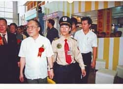 Vệ sỹ Võ Đường Ngọc Hòa bảo vệ Đ/c nguyên tổng bí thư Lê Khả Phiêu(2008)